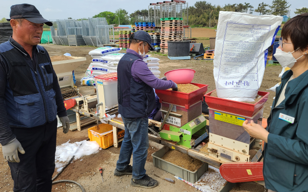 벼 종자소독 및 못자리 현장 중점지도반이 영농 현장 지도를 하는 모습
