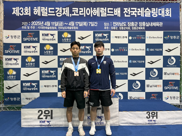 그레고로만형 개인전에서 수상한 백석대 레슬링팀 선수들이 기념촬영을 하고 있다.(왼쪽부터 박성민, 윤석민 선수)