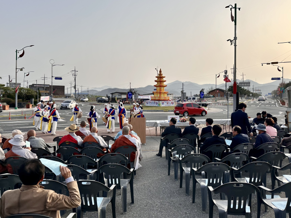 부처님 오신 날 기념 연등탑 점등식 장면