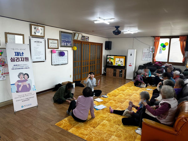천안 서북구보건소가 서울세종고속도로 붕괴사고 피해 주민들을 대상으로 재난 심리지원 프로그램을 진행하고 있다.