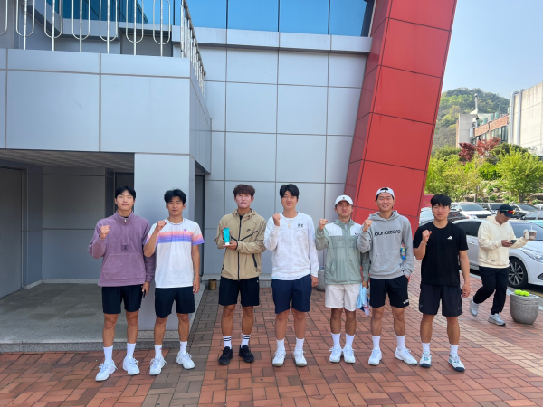 순천향대 테니스부 학생들이 기념촬영을 하고 있다.(사진 왼쪽부터 사회체육학과 오승원(3학년), 이준환(4학년), 엄두현(4학년), 이해선(3학년), 김세현(1학년), 유찬(2학년), 심관욱(2학년)