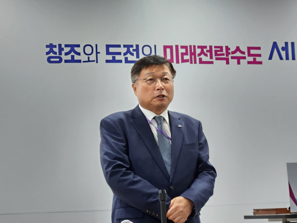 인사하는 이승원 세종시 경제부시장&nbsp;
