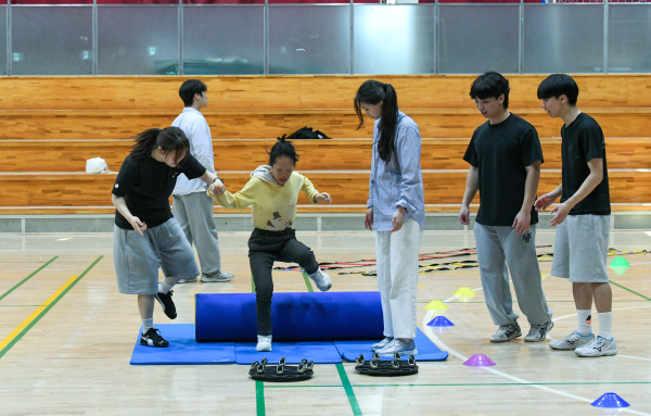 주간보호센터 장애인과 특수체육교육과 학생들이 ‘장애물 달리기’ 게임을 하고 있다.
