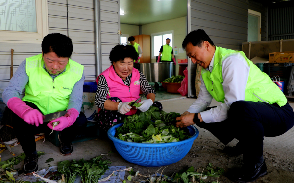 정해웅본부장(오른쪽에서 첫 번째)이 편임숙회장(가운데)과 이동수지부장(왼쪽에서 첫 번째)과 열무김치를 담그고 있다.