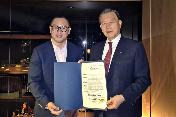 미국 뉴욕주 론킴 하원의원 감사장 전달식 기념사진   * aT 홍문표 사장(우측), 미국 뉴욕주 론킴 하원의원(좌측)