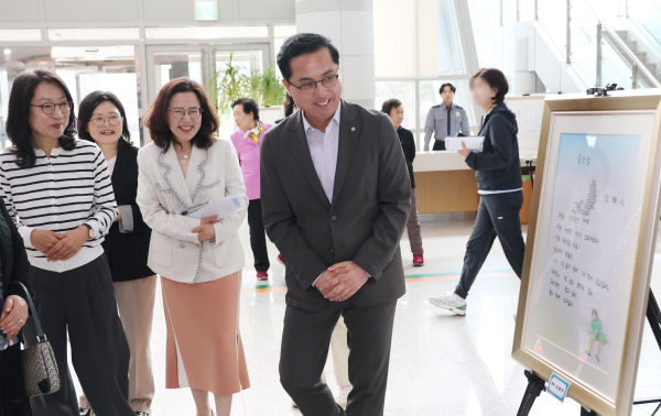 박희조 동구청장이 구청 로비에 전시된 리폼 작품과 시니어 시화전을 감상하고 있다.