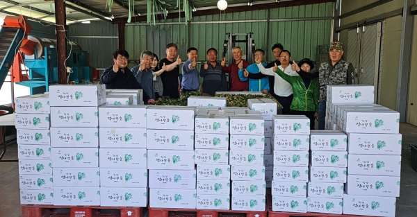 비봉산 선도산림경영단지에서 산주협의회원들이 기념촬영을 하고 있다.