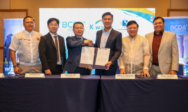 윤석대 한국수자원공사 사장(사진 왼쪽 세 번째)이 4월 22일 필리핀 클락에서 기지전환개발청(BCDA)과 그 산하 자회사인 포로포인트관리공사(PPMC)와 업무협약을 체결한 뒤 기념사진