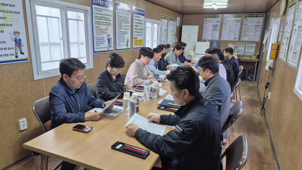 23일, 행복청과 소방청이 국가재난대응시설 건립 현장에서 수요기관 합동 점검회의를 실시하고 있다.