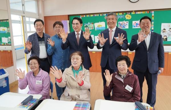 23일, 운산초등학교에서 진행된 ‘할머니 학교가유’ 프로그램 진행 기념사진