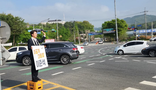 이준석 개혁신당 대선 후보가 24일 오전 대전 유성구 북대전IC 네거리에서 출근길 인사를 하고 있다. (사진=권중순 개혁신당 대전시당위원장 SNS 갈무리)