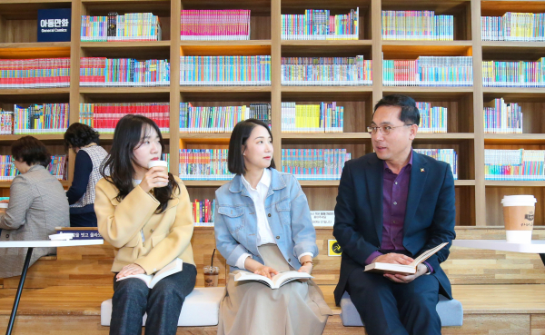 박희조 동구청장이 동네북네 가양1동점을 방문해 책을 읽고있는 모습