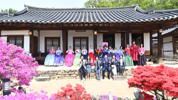 24일 대덕구 동춘당에서 한복 체험에 나선 프랑스 디종 한글학교 학생들과 대덕구의원들이 기념촬영을 하고 있다