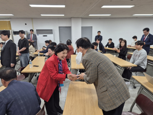 이순삼 여사가 국민의힘 대전시당 한 고문과 악수하고 있다.