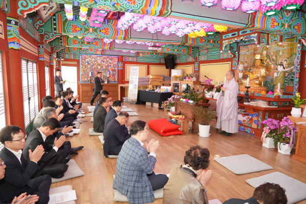 이완섭 서산시장, 서산발전협의회 회원들이 지난 24일 부석사 설법전에 봉안된 금동관세음보살좌상을 친견했다.