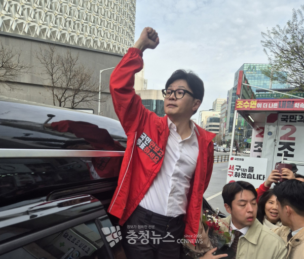 지난해 4월 2일 한동훈 당시 국민의힘 총괄선거대책위원장이 대전 서구 둔산동 갤러리아타임월드 유세장에서 차에 올라타기 전 파이팅을 외치고 있다. (충청뉴스 DB)