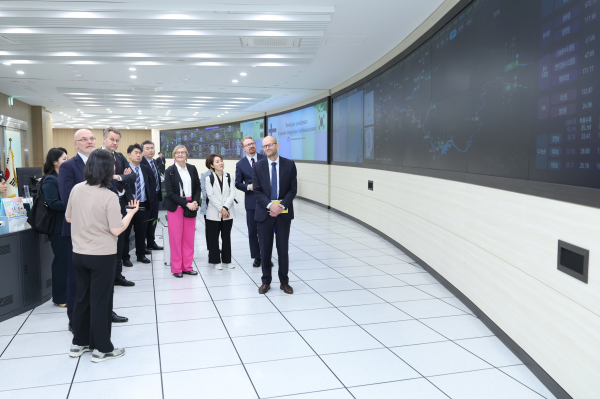 핀란드 외교대표단이 25일 한강유역본부 물종합상황실을 방문하여 물관리 시스템을 견학하고 있다.