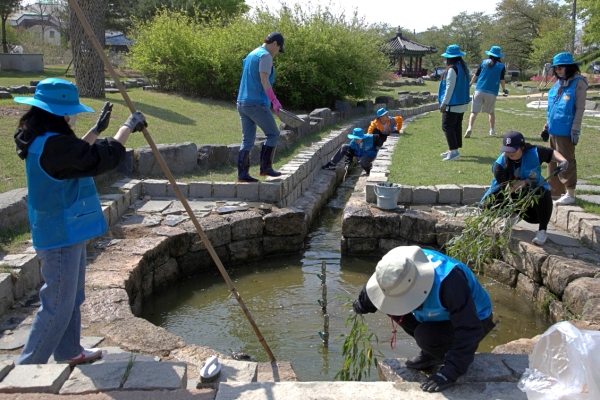 현대제철 해피프리즘 가족봉사단이 지난 26일 면천면 소재 영랑효공원 일원에서 환경 정비 활동을 실시했다