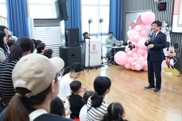 어린이날을 맞아 26일 개최된  '2025 어린이날 가족 초청 안전체험교육' 행사에서 최교진 교육감이 인사말을 하고 있다.