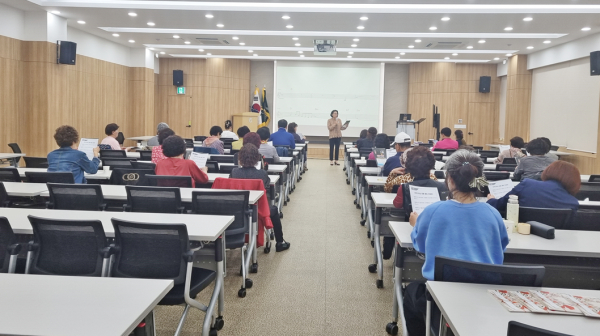 신탄진농협 노래교실 참석자대상 금융사기예방 캠페인 진행 모습