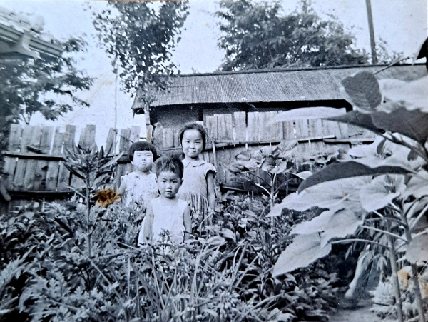 박용래시인 생가 청시사에서 찍은 따님들 사진