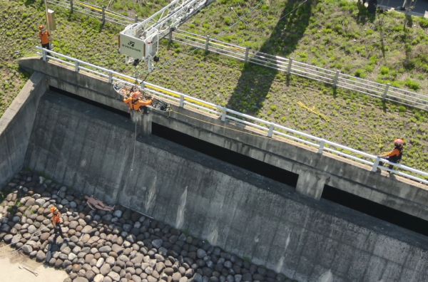 세종시 가람동 저류지 인근에서 땅 꺼짐 사고 현장 대응훈련 진행 모습