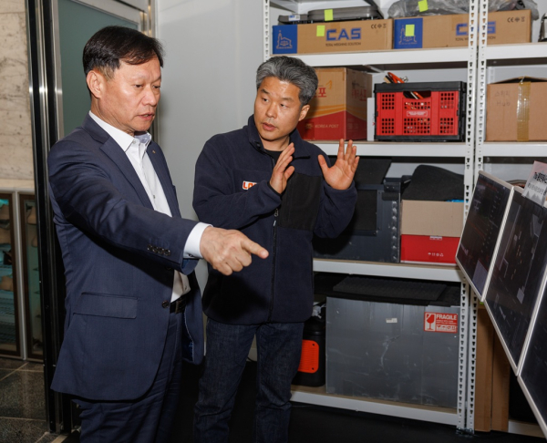이정복 서부발전 사장(왼쪽)이 로아스 연구실을 방문한 모습