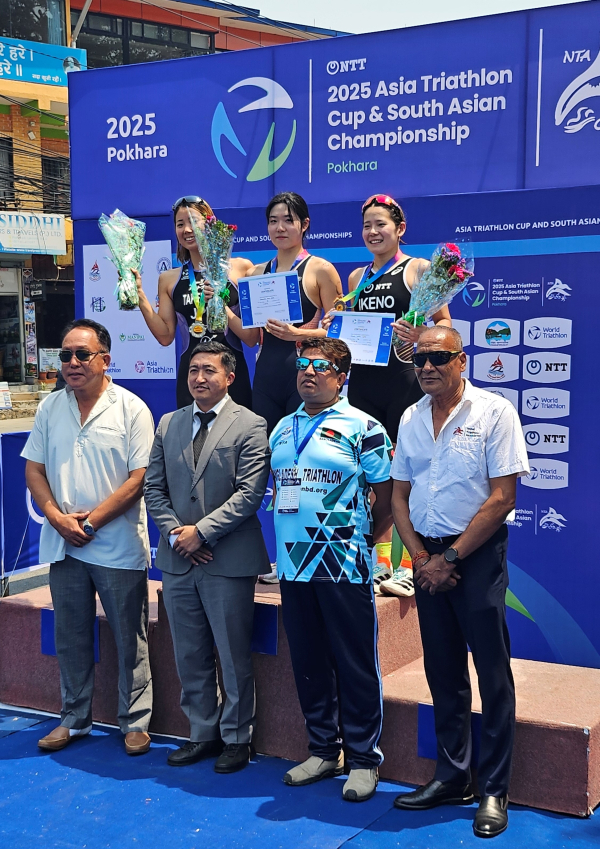 지난 27일 네팔에서 열린 2025 아시아 트라이애슬론 컵 시상식에서 천안시청 철인3종팀 선수들이 기념촬영