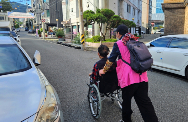 긴급돌봄 지원사업을 통해 돌봄 공백 상황에 놓인 어르신을 안전하게 이동 지원하는 모습