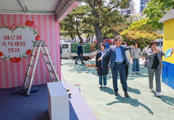 29일 유성온천문화축제 현장 점검에 나선 정용래 유성구청장이 관람객들의 안전 대책 등을 주문하고 있다