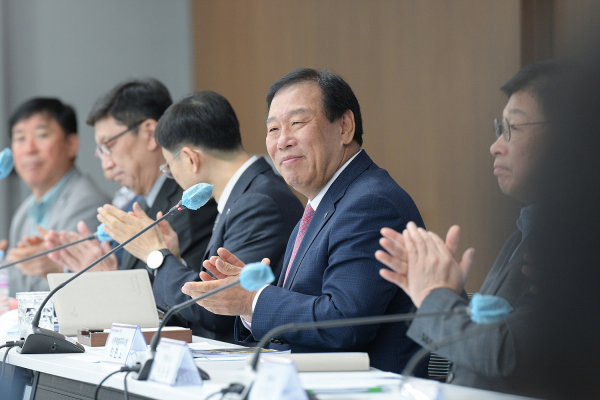 최민호 시장, 29일 시청 대회의실에서 확대간부회의 진행 모습