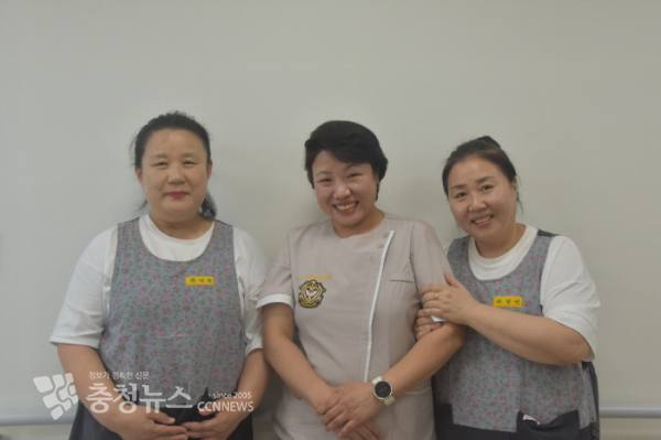 왼쪽부터 최영숙 요양보호사, 박수용 간호부장, 이영선 요양보호사