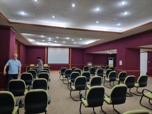 금산교육사랑장학재단 관계자가 필리핀 해외어학연수 현장을 점검하고 있다.