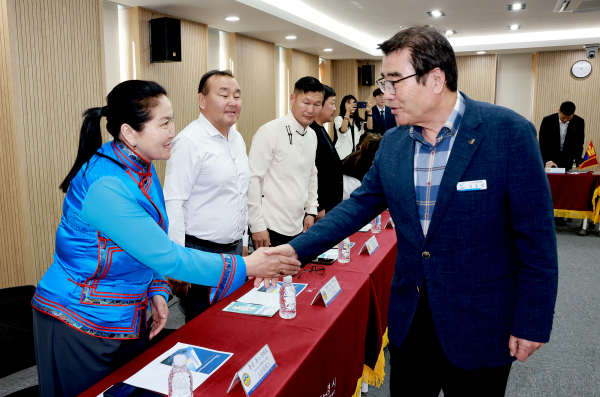 몽골 대표단 환영 간담회 전 인사를 전하는 김동일 보령시장