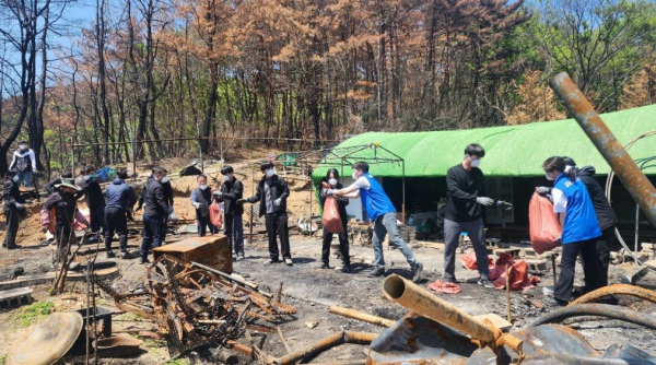영남본부 직원들이 30일 울산시 울주군 소재 하대마을에서 화재 잔해물 및 쓰레기 수거 작업을 하고 있다.