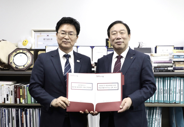 정진욱 더불어민주당 당대표직무대행 비서실장에 건의문 전달 모습