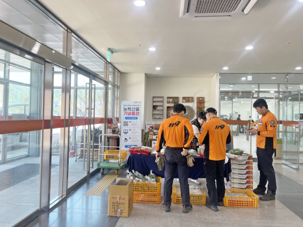 충청소방학교 청양청사 입교생들이 청양산 농산물을 구매하고 있는 모습