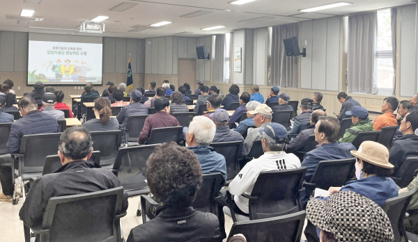 정산면 행복마을터 2층에서 정산면 임업인들이 의무교육을 이수하는 모습