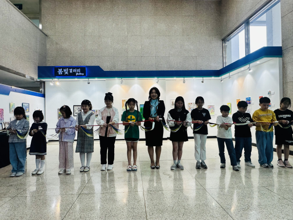 출품한 학생 가족 30명 초대하여 첫 번째 전시 개막식 개최 기념사진