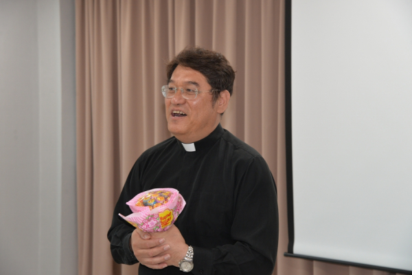 인사하는 김경준 천안시누리별장애인종합복지관장<br>