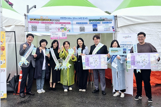 왼쪽에서 두 번째, 세 번째, 다섯 번째 아산시 관계자           그 외 전북도청 관계자 (아산 관광지도를 활짝 펼치고 있다.)