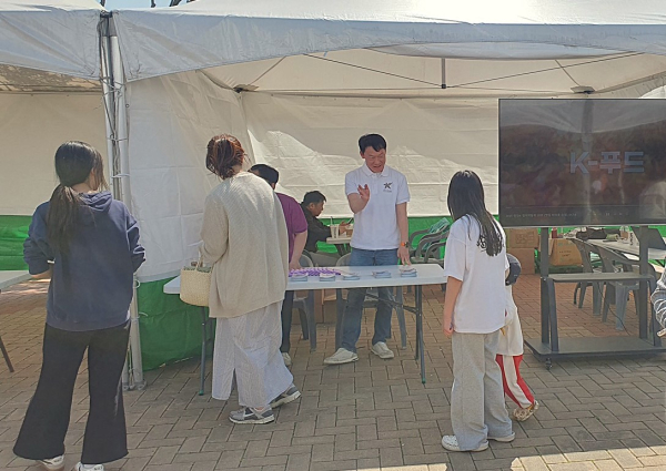 지난 5일, 천안시민체육공원에서 열린 제103회 천안시 어린이날 기념행사에서 2025 천안 K-컬처박람회 홍보부스를 운영하고 있다.