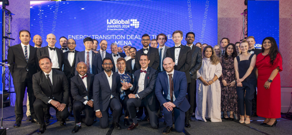 사진은 황계한 서부발전 해외사업실장(앞줄 왼쪽 네 번째)과 올리비에 보데스(Olivier Bordes) 이디에프알(EDF-R) 중동지사장(뒷줄 왼쪽 여덟 번째) 등 참석자들이 기념촬영하는 모습