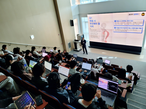 유길상 총장, MZ 대학생에게  ‘학생이 묻고 총장이 답하다’란 주제로 특강 진행 모습
