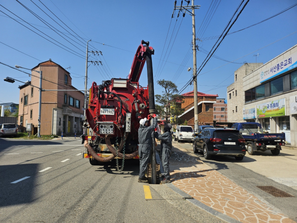 지난 4월 하수관로를 준설하는 모습(성연면)
