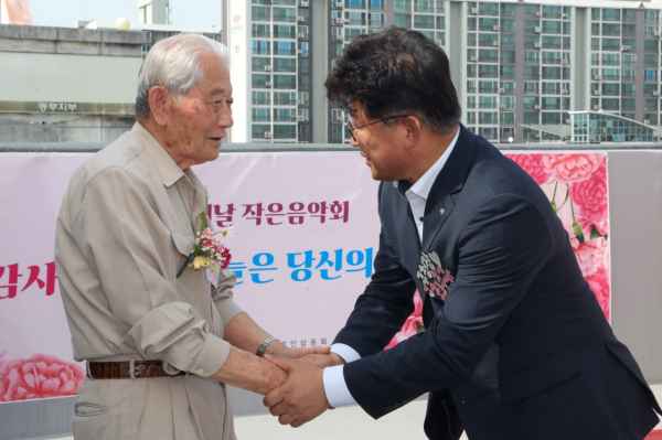 최충규 대덕구청장(사진 오른쪽)이 8일 ‘늘봄채 어버이날 작은 음악회’에서 케어안심주택 늘봄채에 거주하시는 6.25 참전 용사 어르신께 감사의 인사를 전하고 있다