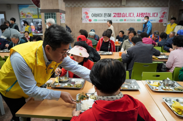 사진은 서부발전 관계자가 태안노인복지관에서 배식 봉사하는 모습