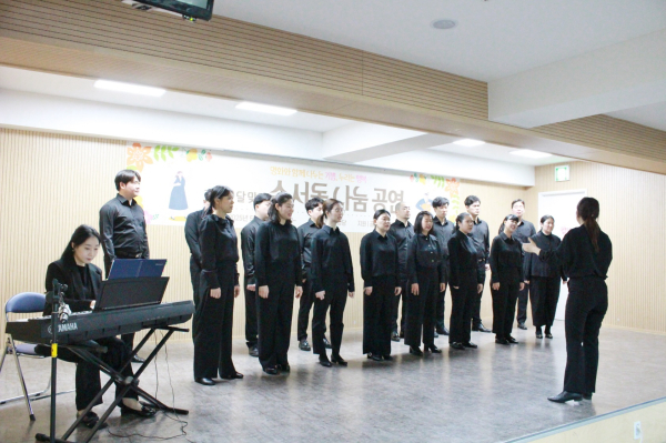 장애인 합창단 ‘골프존파스텔합창단’이 수서명화사회복지관을 찾아 어르신들을 위한 공연을 하고 있다.