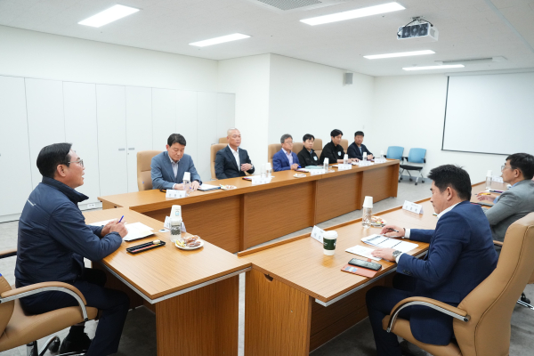 김석필 천안시장 권한대행 부시장이 천안시민프로축구단 선수들을 격려하고 있다.