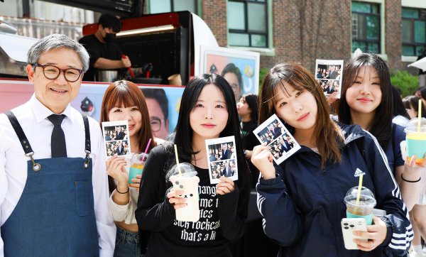 ‘송병국 총장님이 쏜다’ 이벤트에 참여한 학생들이 송병국 총장과 셀카를 찍고 있다.